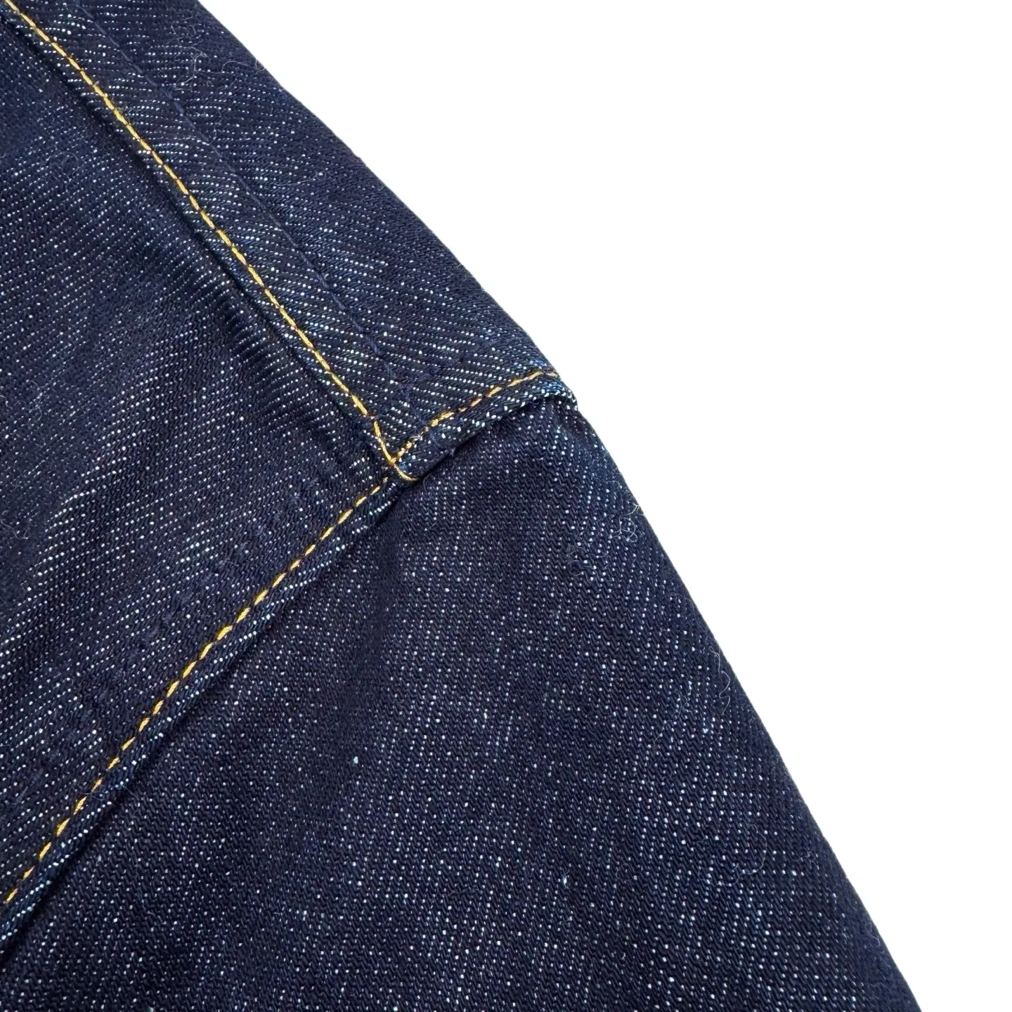 P490 Stone island double-pocket badge denim jacket (blue). The original purchase was RMB 6,300. The fabric is made of custom-made high-density twill denim. It is full of texture and comfortable to the skin. It uses classic indigo denim as the main tone. It has a retro charm and modern fashion sense. The front chest pocket is cut into the front with a golden ratio. A pragmatic reconstruction of the ritual sense. The iconic Stonesland badge is embellished on the sleeve, like a unique medal, highlighting the brand's imprint. Simple lines outline a neat silhouette, outlining a casual and free style. The workwear gene is infused with luxury DNA, simple charm, versatile charm, using imported machine embroidery technology. Using advanced computer control systems and precision mechanical components to realize the Stonesland badge embroidery operation with high precision. The lines are smooth and delicate. The whole garment is washed with Zhongxiao. Use a special solution to remove stains and slight fading. Snow wash to remove fading through strong washing. To make the color more uniform, the entire piece of clothing is stitched using an embedded clamp machine. The embedded clamp machine can control the distance between the two needles by changing the needle position, so that the stitching can be seamless, smooth and tidy. Size:S-M-L-XL